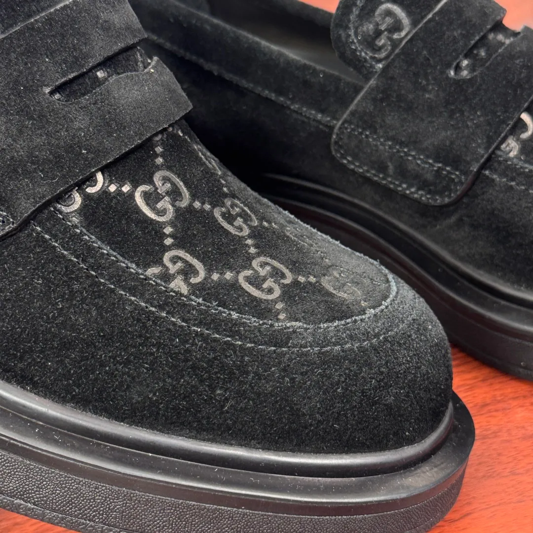 Batch 780 Gucci/Gucci new men's loafers with GG details, thick-soled slip-ons! The design of this men's lace-up shoe is rooted in the brand's heritage. It is carefully crafted from high-quality calfskin/open-edge beaded cowhide/suede cowhide. It is made of various leather types and is embellished with GG printed embossed suede leather details, which pays homage to Gucci's classic monogram. The rubber sole with GG pattern adds a modern touch to the design. Classic and simple sponge cake style design. European and American classic version, full calfskin lining. The overall upper texture is soft. The lining is comfortable and breathable. 2CM thickened soft rubber sole, easy to control. Versatile and stylish on the foot. Available in multiple colors to meet different matching needs. Full package! Size: 39-40-41-42-43-44 leather shoe size (can be customized to 38.45.46) Item number: 7826 Loafers black suede